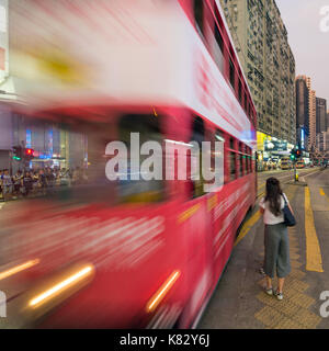 Fußgänger und Verkehr an einer belebten Kreuzung in Causeway Bay, Hong Kong Island, Hong Kong, China Stockfoto