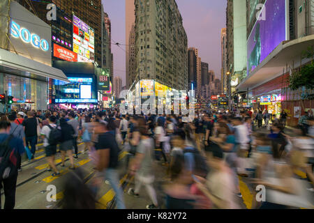 Fußgänger und Verkehr an einer belebten Kreuzung in Causeway Bay, Hong Kong Island, Hong Kong, China Stockfoto