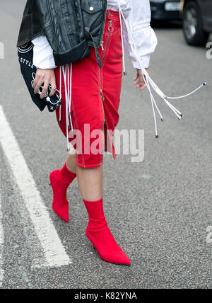 Ein modefan trägt Red Rock und Stiefeletten außerhalb der TOPSHOP Showspace während der London Fashion Week SS 18. Stockfoto