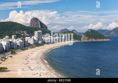 Erhöhten Blick auf die Copacabana, Rio de Janeiro, Brasilien, Südamerika Stockfoto