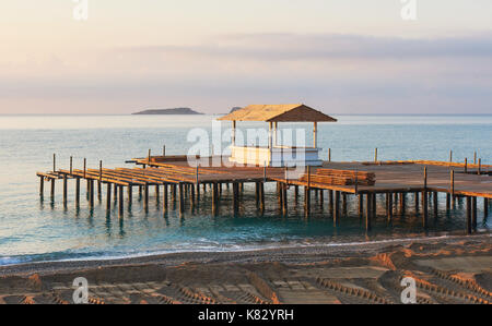 Schöner Strand mit Pier am Mediterranean Resort in der Türkei Stockfoto