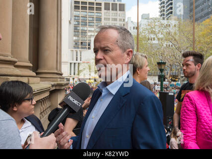 Opposition Leader Herrn Bill Verkürzen spricht zu den Datenträgern an einer Verbindung Gleichheit Kundgebung in Sydney im September 2017 Stockfoto