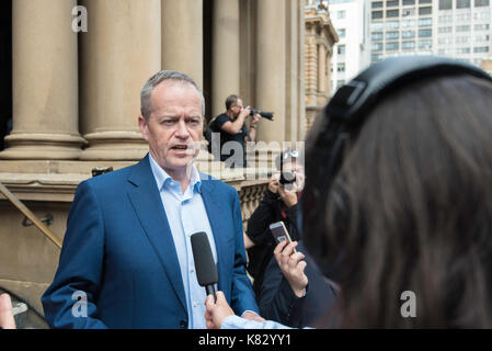 Opposition Leader Herrn Bill Verkürzen spricht zu den Datenträgern an einer Verbindung Gleichheit Kundgebung in Sydney im September 2017 Stockfoto