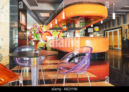 Frische Fruchtsäfte im stilvollen hellen Café. Stockfoto