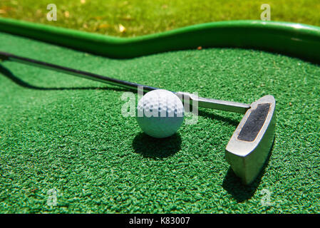 Golfbälle und Golf Club auf Kunstrasen Stockfoto