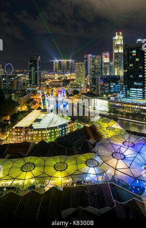 Erhöhte Aussicht auf die Skyline der Stadt und den Restaurants am Flussufer im Vergnügungsviertel von Clarke Quay, Singapur, Südostasien Stockfoto