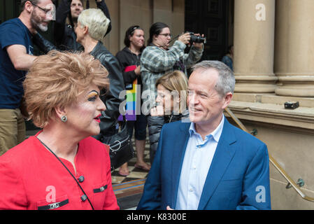 Opposition Leader Herrn Bill Verkürzen spricht mit Schauspieler Schauspieler Pauline Pantsdown bei einer Verbindung Gleichheit Kundgebung in Sydney im September 2017 Stockfoto