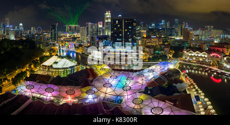 Erhöhte Aussicht auf die Skyline der Stadt und den Restaurants am Flussufer im Vergnügungsviertel von Clarke Quay, Singapur, Südostasien Stockfoto