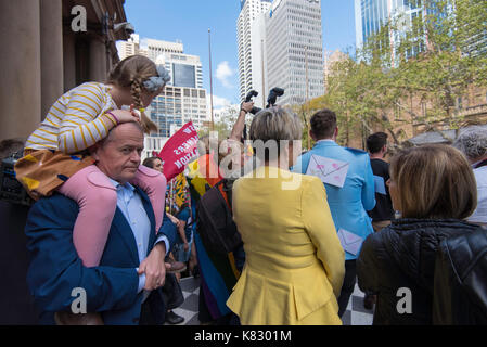 Opposition Leader Herrn Bill verkürzen mit Tochter auf seinen Schultern wartet hinter seinem Stellvertreter Tania Plebisec bei einer Verbindung Gleichheit Rallye zu sprechen Stockfoto