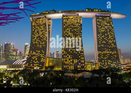 Supertrees an Gärten durch die Bucht, bei Nacht beleuchtet, Singapur, Südostasien Stockfoto