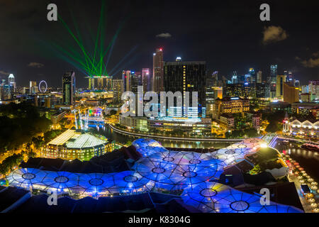 Erhöhte Aussicht auf die Skyline der Stadt und den Restaurants am Flussufer im Vergnügungsviertel von Clarke Quay, Singapur, Südostasien Stockfoto