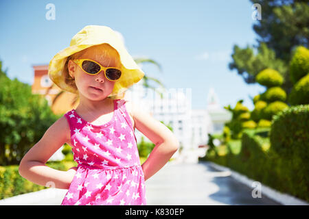 Portrait Of Happy girl im Freien im Sommer Tag Stockfoto