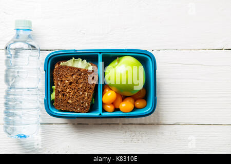 Bild von Fitness Snack in Container, Flasche Wasser auf leeren weißen Hintergrund Stockfoto