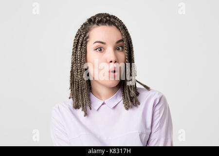 Überrascht glücklich schöne Frau Eröffnung Mund in der Überraschung. Ihr Haar in vielen afrikanischen Zöpfe gemacht. Moderne jugendlich Kultur Stockfoto