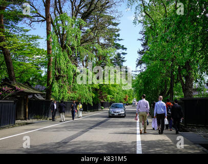 Akita, Japan - 17. Mai 2017. Touristen zu Fuß auf der Straße in Hakuba Samurai Bezirk Akita, Japan. Hakuba ist eine ehemalige Burg der Stadt und Samurai Stockfoto