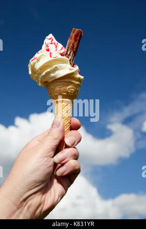 99 Eis gegen einen Blue Sky UK Stockfoto