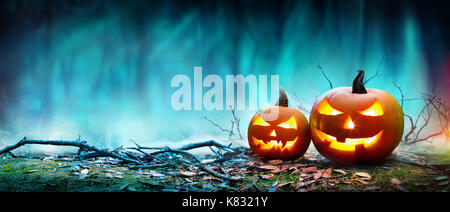 Jack O'Lanterns Glühende bei Mondschein in den gruseligen Nacht - Halloween Szene Stockfoto