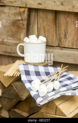 Marshmallow auf Holzstäbchen zum Braten auf einem offenen Feuer. Rustikaler Stil, selektiven Fokus. Stockfoto