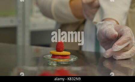 Cookies Waffel mit Beeren. Kochen leckere Cookies mit Himbeeren Stockfoto