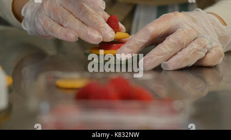 Cookies Waffel mit Beeren. Kochen leckere Cookies mit Himbeeren Stockfoto