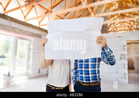 Architekten und Bauingenieur auf der Baustelle. Stockfoto