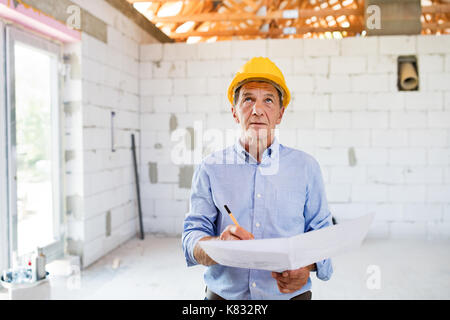 Senior Architekt oder Bauingenieur auf der Baustelle. Stockfoto