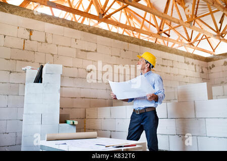 Senior Architekt oder Bauingenieur auf der Baustelle. Stockfoto