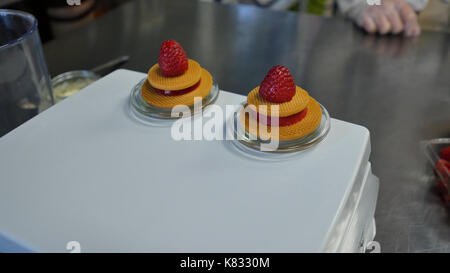 Cookies Waffel mit Beeren. Kochen leckere Cookies mit Himbeeren Stockfoto