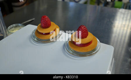 Cookies Waffel mit Beeren. Kochen leckere Cookies mit Himbeeren Stockfoto