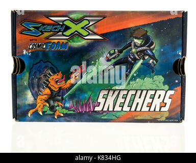 Winneconne, WI - 10. September 2017: einen Schuhkarton mit Skechers Skechx mit kosmischen Schaum auf einem isolierten Hintergrund. Stockfoto