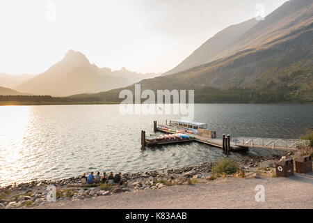 Am Swiftcurrent Lake, viele Glacier National Park mit dem historischen Chief zwei Pistolen Boot an der Bootsrampe am Swiftcurrent Lodge angedockt Stockfoto