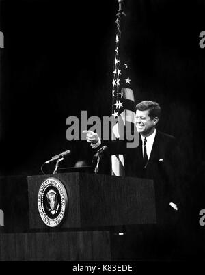 Präsidenten der Vereinigten Staaten John F. Kennedy, der auf einem Reporter während einer Pressekonferenz im Außenministerium Auditorium am 20. November 1962. (Foto von Abbie Rowe) Stockfoto