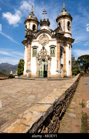 Fassade der Kirche des Heiligen Franziskus von Assisi, Igreja de São Francisco de Assis, die von Aleijadinho, Ouro Preto, Minas Gerais, Brasilien. Stockfoto