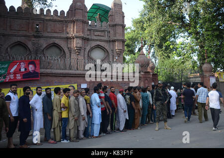 Lahore, Pakistan. 18 Sep, 2017. Sicherheit Personal stand guard Warteschlange als Wähler ihre Stimmzettel in NA zu werfen - 120 durch die Wahl. Wahl begann um 8 Uhr in 220 Wahllokalen in die Landeshauptstadt. Insgesamt 44 Kandidaten wetteifern für die Nationalversammlung Sitz von Lahore. Credit: Rana Sajid Hussain/Pacific Press/Alamy leben Nachrichten Stockfoto