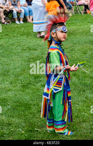Kanadischer Ureinwohner, kanadischer First Nations-Junge in ausgefallenen Regalia, Pow Wow Gathering und Tanzwettbewerb, London, Ontario, Kanada Stockfoto