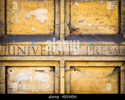 Alte geschnitzte Typenschild auf der Pitt Gebäude Cambridge. Die Pitt Gebäude ist der ehemalige Hauptsitz der Cambridge University Press (erbaut 1833).