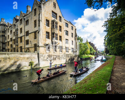 Touristen Stochern auf dem Fluss Cam im Zentrum von Cambridge neben Kings College. Stockfoto