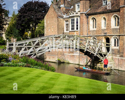 Cambridge Tourismus - Mathematische Brücke - Queens College. Touristen Punt unter der mathematische Brücke in Queens College, Teil der Universität Cambridge Stockfoto