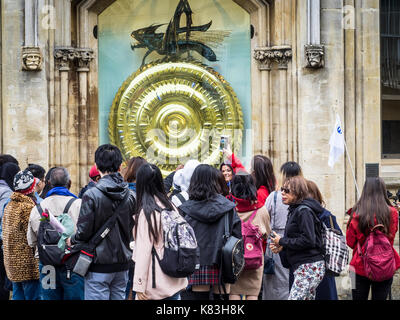 Cambridge Touristen nehmen Fotos vor dem Corpus Clock am Corpus Christi College, Cambridge. Es war im Jahr 2008 unveilled Stockfoto