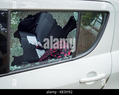 Auto Auto Diebstahl/Bruch In - gebrochene Seitenfenster aus opportunistischen Diebstahl, nachdem Diebe eine Tasche auf dem Rücksitz von diesem Auto links sah Stockfoto