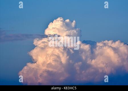 Big Bildung von weichen, weißen Wolken im Himmel Stockfoto