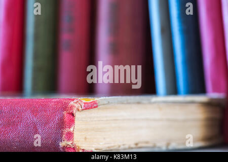 In der Nähe von Alte Bücher im Regal. Stockfoto