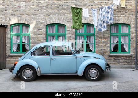 Aarhus, Dänemark - 28. August 2017: Volkswagen Käfer in der Altstadt von Aarhus, Dänemark Stockfoto