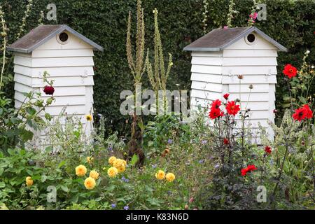 Hölzerne Bienenstöcke in einem Garten Stockfoto