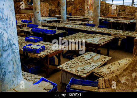 Leute Tour im "Reihenhäuser" in Ephesus, Türkei als Arbeiter der historische Ort zu bauen versuchen. Sie waren Wohnungen für die Reichen. Stockfoto