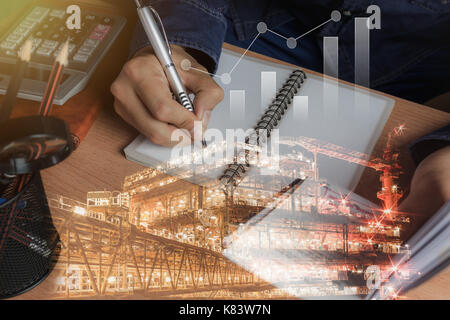 Business Mann mit Finanzen oder Rechnungswesen und Offshore Öl- und Gasindustrie industrielle Plattform Hintergrund Konzept. Double Exposure von Close up Hand der Männer berech Stockfoto