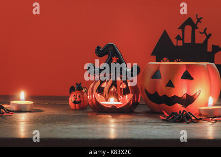 Zeichen der Dekoration Happy Halloween festival Hintergrund Konzept. Objekt der Trick oder Festlichkeit Schüssel und maple leaf Ornament auf modernen, rustikalen braunes Holz home Stockfoto