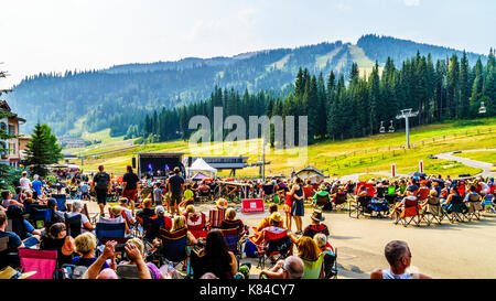 Jährliche Retro Musik Konzert im alpinen Dorf im Zentrum von Sun Peaks British Columbia am Wochenende des 12. August 2017 Stockfoto