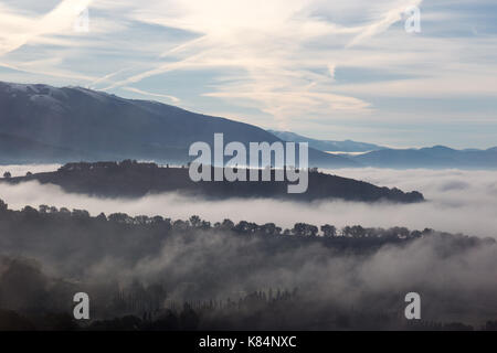 Das Tal im Nebel gefüllt mit Hügeln und Bäumen, die sich aus dem Nebel Stockfoto