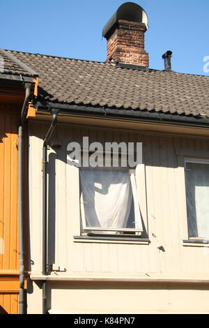 Alte hölzerne Stadthaus in Lillehammer - Windows Stockfoto